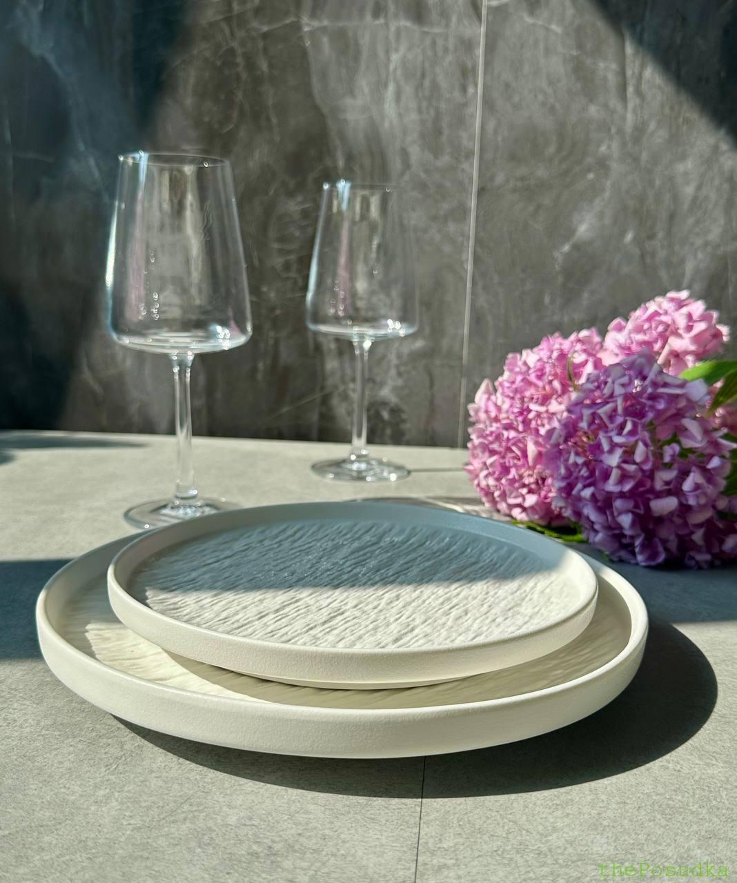 Тарілка з бортиком "Білий обеліск", 25 см Зображення 1 – thePosudka Тарілка з бортиком "Білий обеліск", 25 см