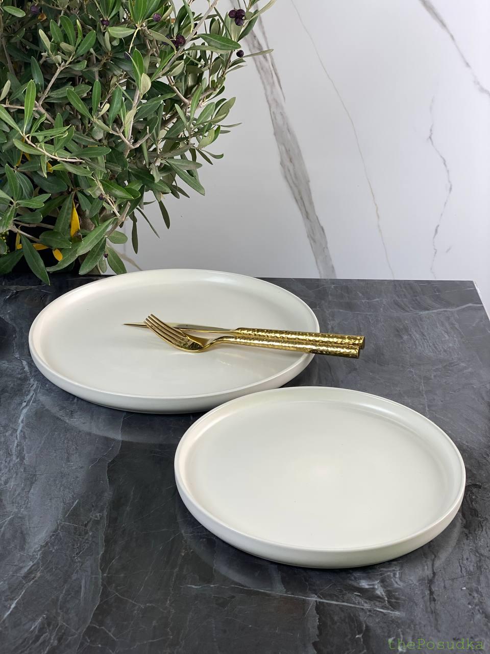 Тарілка підставна кругла з бортиками 20 см біла плоска матова "Тартер" Зображення 1 – thePosudka Тарілка підставна кругла з бортиками 20 см біла плоска матова "Тартер"